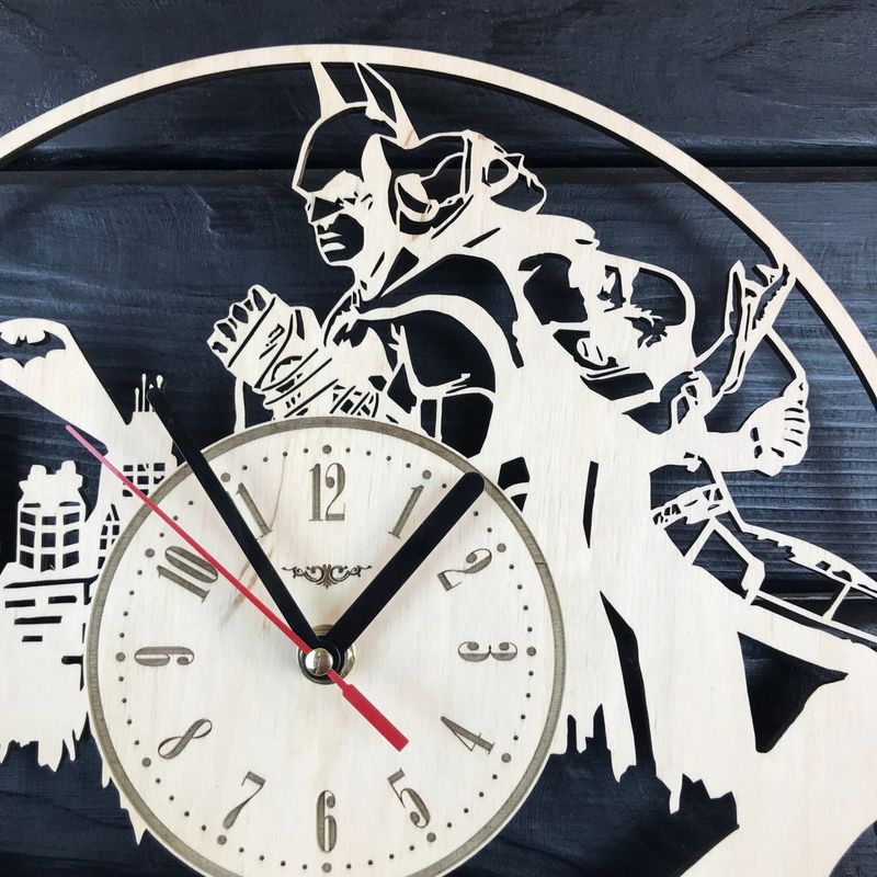 Концептуальний настінний годинник з дерева «Бетмен»