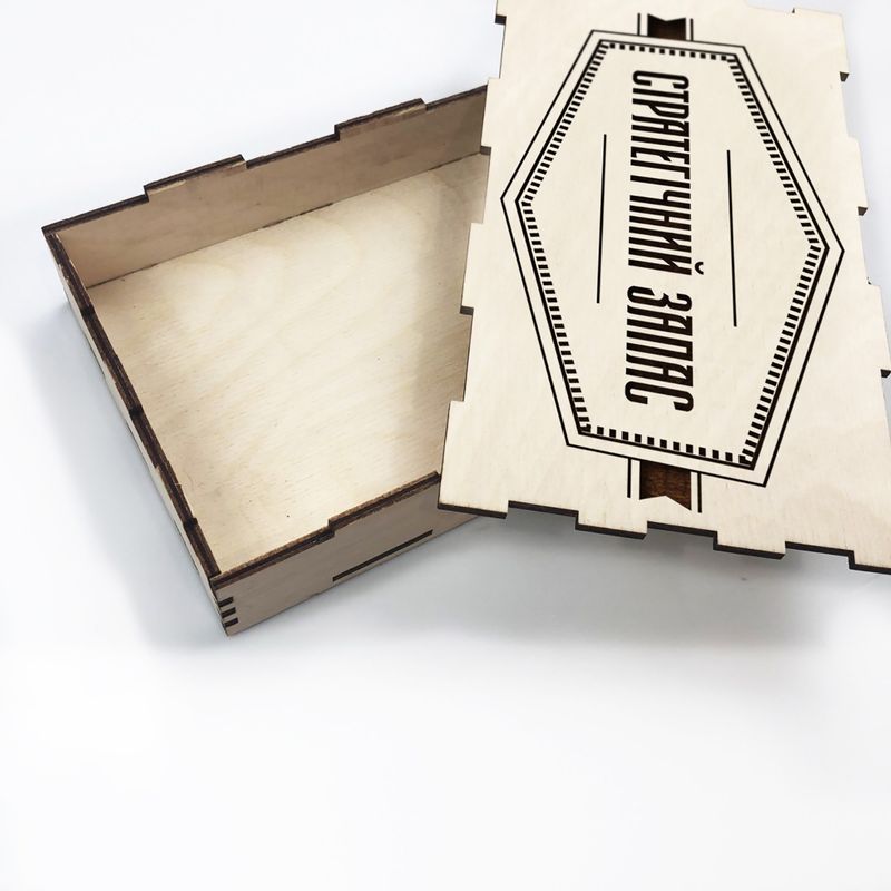 Подарункова дерев`яна коробка з унікальним гравіюванням