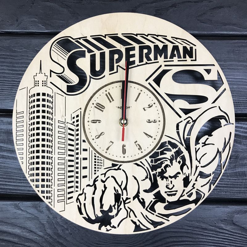 Стильные настенные деревянные часы "Супермен"